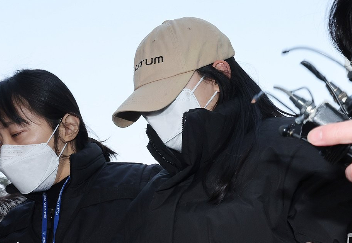 서울 강북구 수유동 모텔에서 남성 2명을 숨지게 한 혐의를 받는 20대 여성 A씨가 12일 서울북부지법에서 영장실질심사를 받기 위해 출석하고 있다. 연합뉴스