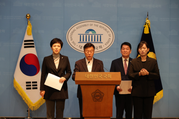 신상진(가운데) 성남시장과 안철수(오른쪽)·김은혜(왼쪽) 국회의원이 19일 국회 소통관에서 분당 재건축 물량제한 폐지를 촉구하는 기자회견을 열고 있다. 성남시 제공