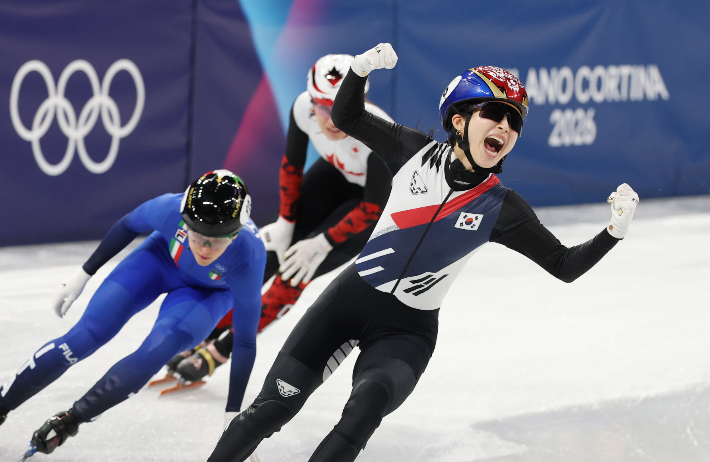 18일(현지 시각) 이탈리아 밀라노 아이스스케이팅 아레나에서 열린 2026 밀라노-코르티나담페초동계올림픽 쇼트트랙 여자 3000m 계주 결승에서 한국 마지막 주자 김길리가 1위로 피니시 라인을 통과하며 환호하고 있다. 연합뉴스 