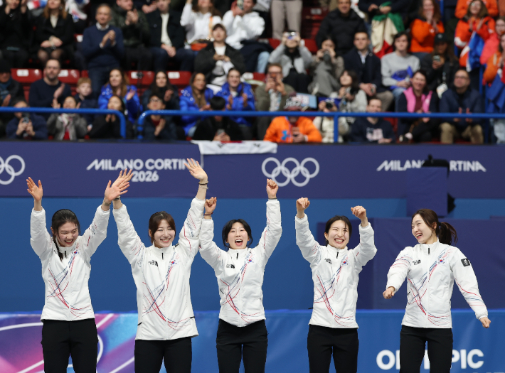 18일(현지 시각) 이탈리아 밀라노 아이스스케이팅 아레나에서 열린 2026 밀라노-코르티나담페초동계올림픽 쇼트트랙 여자 3000m 계주 결승에서 금메달을 따낸 한국 선수들이 시상대에 오르고 있다. 오른쪽부터 최민정, 김길리, 이소연, 노도희, 심석희. 연합뉴스