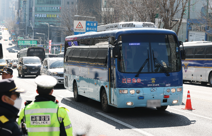 윤 전 대통령이 탄 호송차가 서울 서초구 서울중앙지방법원으로 들어서고 있다. 연합뉴스