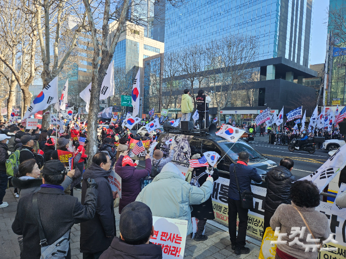 윤석열 전 대통령의 내란 우두머리 혐의에 대한 1심 선고가 이뤄지는 19일 오후, 서울 서초구 서울중앙지방법원 일대에 윤 전 대통령의 지지자들이 모여 집회를 진행하고 있다. 이원석 기자
