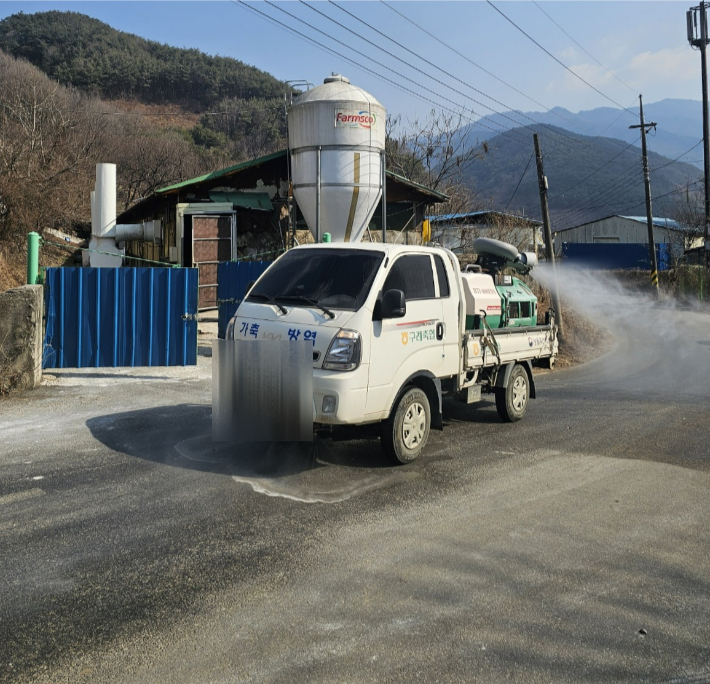 19일 전남 구례 용방면 육용 오리 농장에서 H5형 조류인플루엔자(AI) 항원이 검출돼 방역 당국이 초동 방역 조처에 나서고 있다. 전라남도 제공 