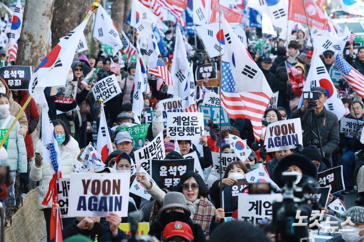 윤석열 전 대통령의 내란 우두머리 혐의에 대한 1심 선고일인 19일 오후 서울 서초구 중앙지방법원 주변에 윤 전 대통령 지지자들이 공소 기각을 촉구하며 집회를 하고 있다.
