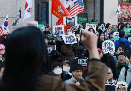 윤석열 전 대통령의 내란 우두머리 혐의에 대한 1심 선고일인 19일 오후 서울 서초구 중앙지방법원 주변에 윤 전 대통령 지지자들이 공소 기각을 촉구하며 집회를 하고 있다.