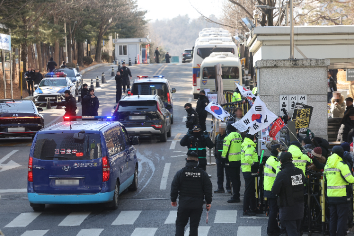 내란 우두머리 혐의로 기소된 윤석열 전 대통령의 1심 선고가 열리는 19일 윤 전 대통령이 탄 호송차가 서울 서초구 서울중앙지방법원으로 들어서고 있다. 연합뉴스