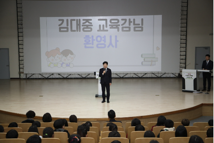 김대중 교육감이 '꿈 실현 인생학교'에서 발언하고 있다. 전남교육청 제공