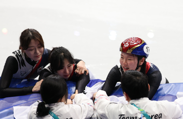 18일(현지시간) 이탈리아 밀라노 아이스스케이팅 아레나에서 열린 2026 밀라노-코르티나담페초 동계올림픽 쇼트트랙 여자 3000m 계주에서 금메달을 따낸 한국대표팀 심석희, 이소연, 노도희가 눈물을 흘리고 있다. 연합뉴스