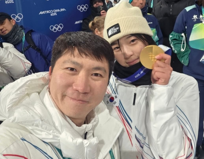 대한체육회 유승민 회장(사진 왼쪽)과 스노보드 금메달리스트 최가온. 유 회장 SNS 사진 캡처