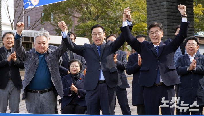 송재호 전 의원(사진 왼쪽)과 위성곤 의원, 문대림 의원. 고상현 기자