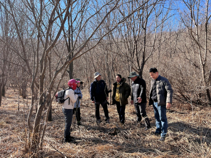 국립생태원 관계자들이 지난해 '내륙습지 정밀조사 연구사업' 선정과 관련해 순천 조계산 장박골 습지에 대해 현장 조사를 하고 있다. 전라남도 제공