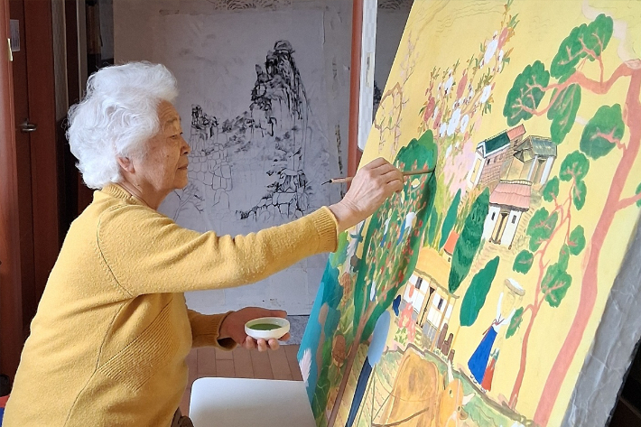 이군자씨가 자신의 집에서 한국화를 그리고 있다. 목원대 제공