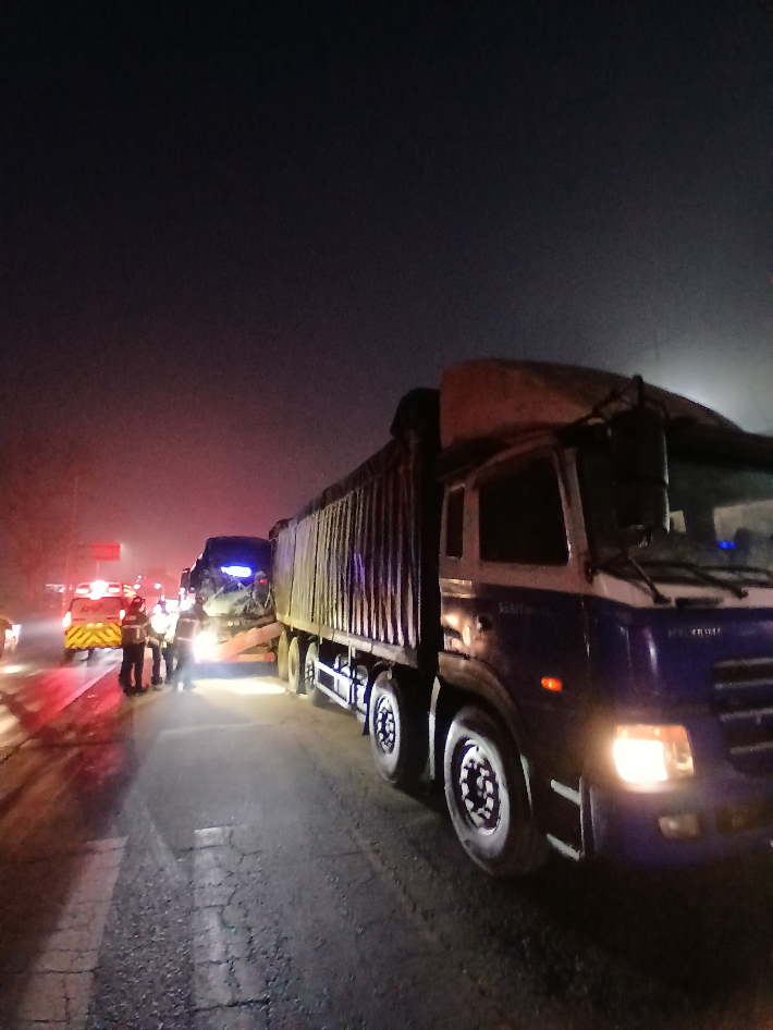 지난 11일 군산시 소룡동의 한 도로에서 발생한 통근버스 사고 현장. 전북소방본부 제공