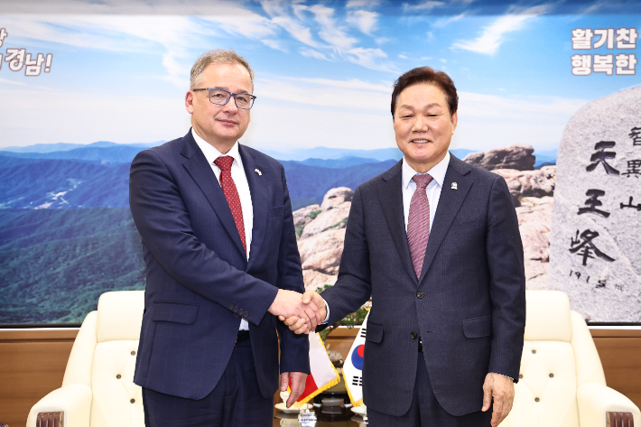 박완수 경남지사(오른쪽)와 이반 얀차렉 주한 체코대사. 경남도청 제공