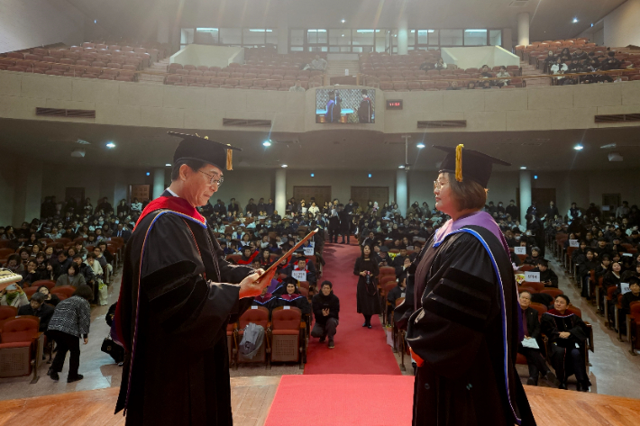 한일장신대학교 2025학년도 학위수여식에서 황세형 총장이 송은혜 박사에게 사회복지학박사 학위를 수여하고 있다. 한일장신대 제공