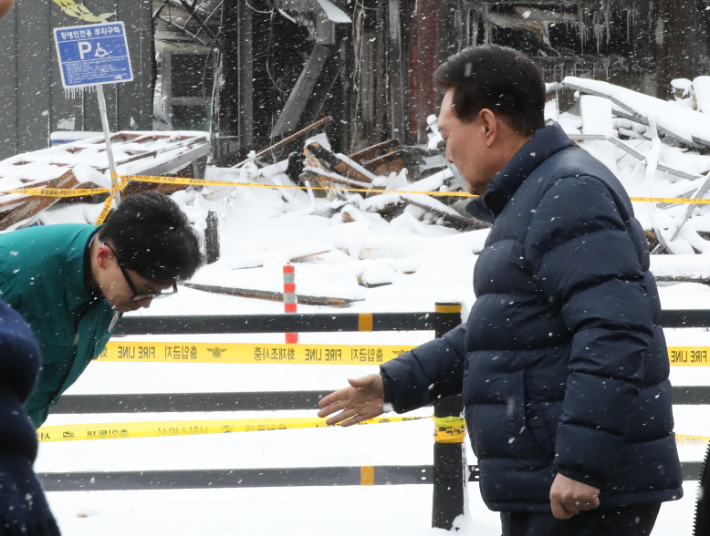 당시 국민의힘 한동훈 비상대책위원장이 지난 2024년 1월 23일 충남 서천군 서천읍 서천특화시장 화재 현장에서 허리숙여 인사하는 모습. 연합뉴스