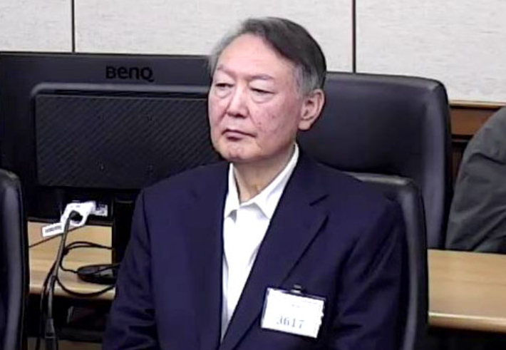 윤석열 전 대통령이 지난달 16일 서울 서초구 서울중앙지방법원에서 열린 특수공무집행방해, 범인도피교사, 직권남용 권리행사방해 혐의 등 사건에 대한 1심 선고 공판에 출석해 피고인석에 앉아 있다. 서울중앙지법 제공