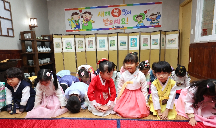 설 명절을 앞둔 지난 12일 인천 남동구 프라임예지유치원에서 어린이들이 설 세배 예절을 교육받고 있다. 연합뉴스