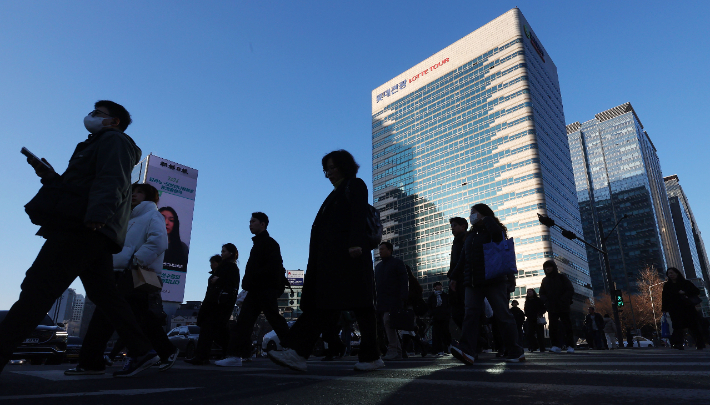 19일 서울 종로구 광화문 사거리에서 설 연휴를 끝낸 시민들이 출근하고 있다. 연합뉴스