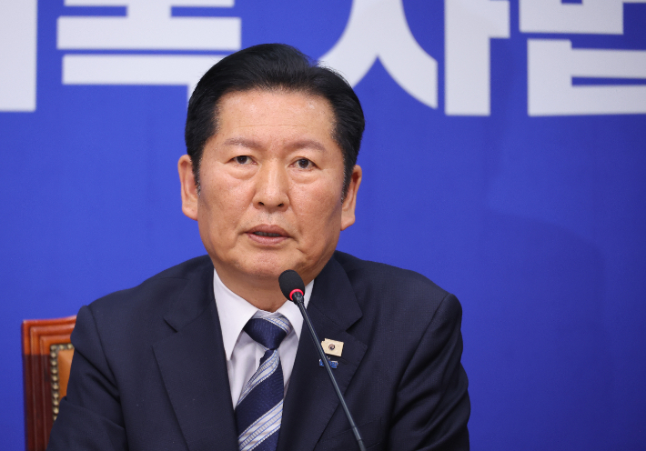 법원이 내란 우두머리 혐의로 기소된 윤석열 전 대통령에 대해 무기징역을 선고한 19일 더불어민주당 정청래 대표가 국회에서 열린 최고위원회의에서 발언하고 있다. 연합뉴스