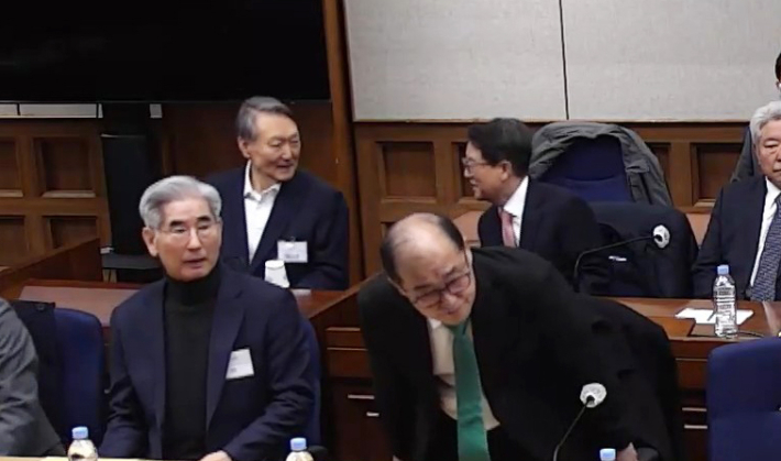 윤석열 전 대통령이 19일 서초구 서울중앙지방법원에서 열린 12·3 비상계엄 관련 내란 우두머리 혐의 1심 선고공판에 출석해 있다. 서울중앙지법 제공