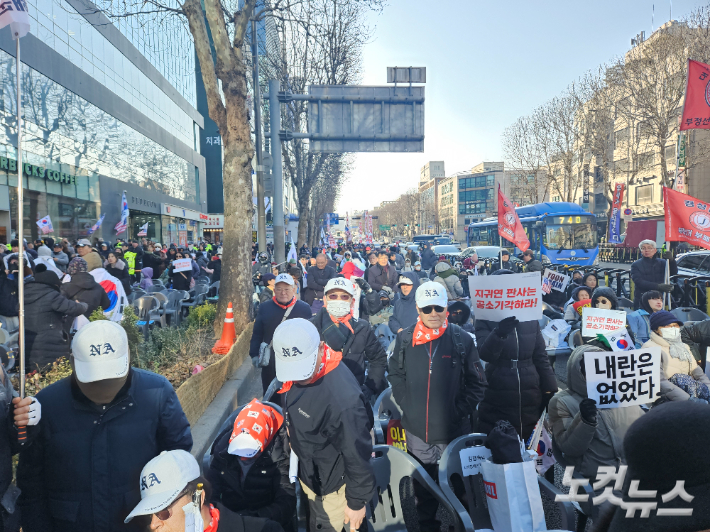 법원이 19일 오후 윤석열 전 대통령에 대해 무기징역을 선고하자 서울 서초동 교대역 인근에 모인 지지자들이 고개를 떨구며 탄식하고 있다. 이원석 기자