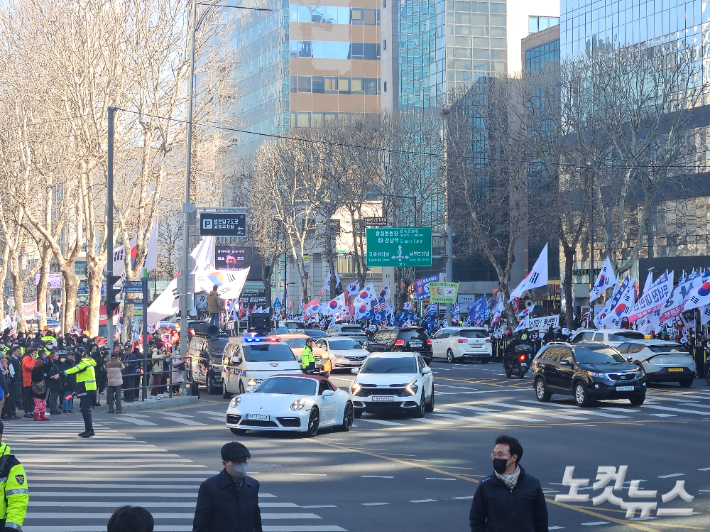 이날 서초동 일대엔 윤석열 전 대통령 지지자 집회와 진보 성향 단체 집회 참가자들 수천 명이 몰렸다. 이원석 기자 