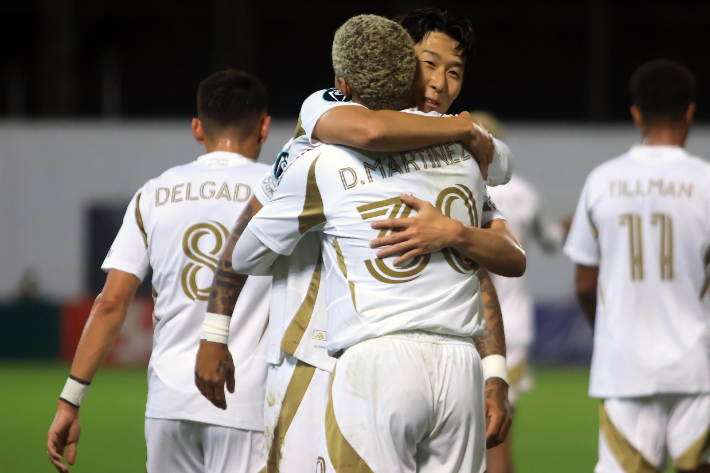 동료와 포옹하는 손흥민. 연합뉴스