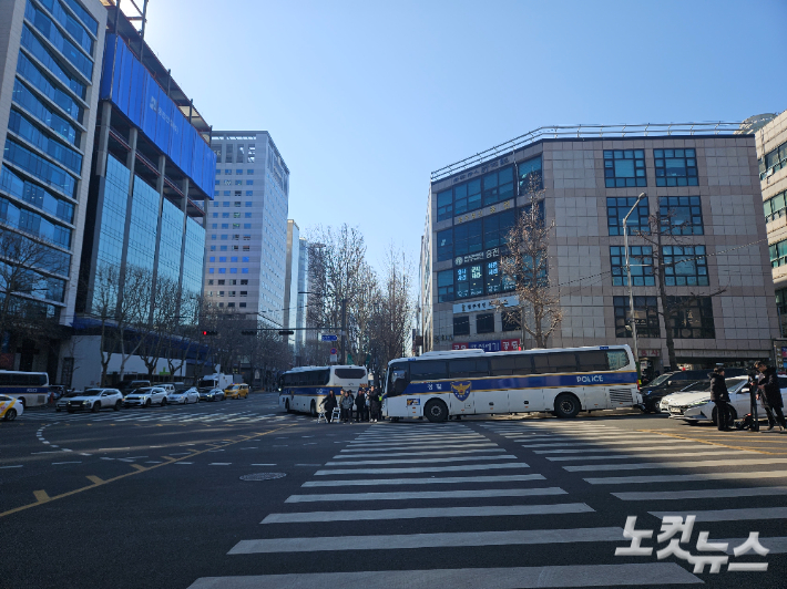 경찰은 양쪽의 충돌을 막기 위해 경력 1600여 명과 버스 차단벽 등을 투입했다. 이원석 기자