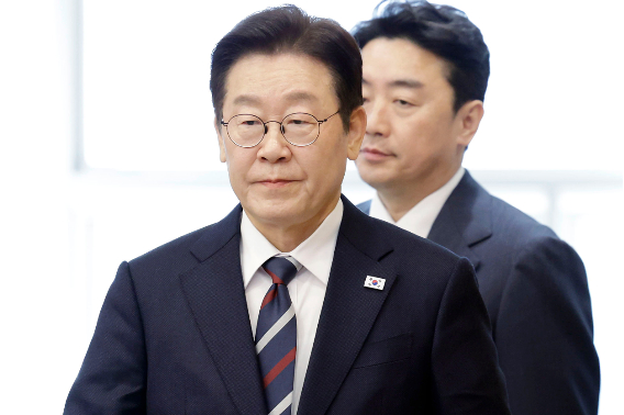 이재명 대통령이 19일 청와대에서 수석보좌관회의에 입장하고 있다. 연합뉴스