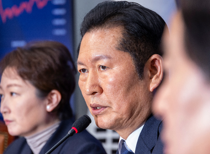 법원이 내란 우두머리 혐의로 기소된 윤석열 전 대통령에 대해 1심에서 무기징역을 선고한 19일 더불어민주당 정청래 대표가 최고위원들과 선고 중계방송을 지켜본 뒤 국회에서 열린 최고위원회의에 참석해 재판부에서 선고한 윤 전 대통령의 형량에 대해 유감 표명을 하고 있다. 연합뉴스