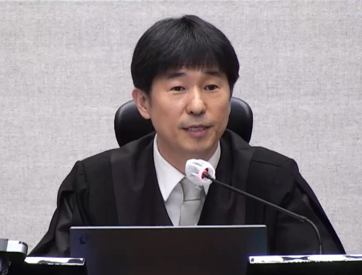 서울중앙지법 형사합의25부 지귀연 부장판사가 19일 서초구 서울중앙지방법원에서 열린 12·3 비상계엄 관련 윤석열 전 대통령의 내란 우두머리 혐의 1심 판결 선고 주문을 낭독하고 있다. 연합뉴스