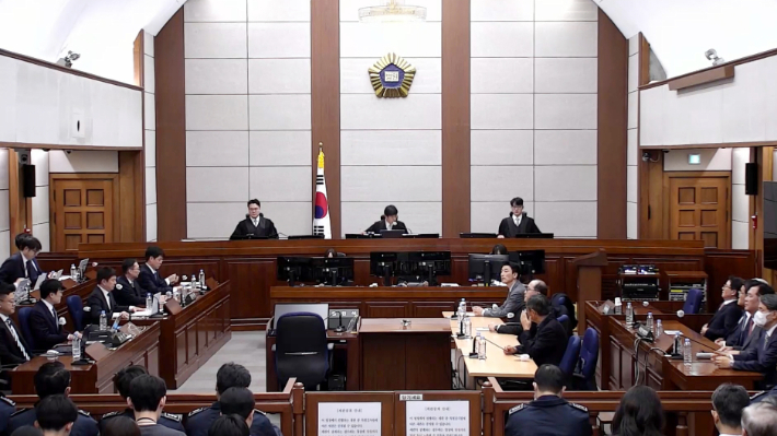 19일 서초구 서울중앙지방법원에서 12·3 비상계엄 관련 윤석열 전 대통령에 대한 내란 우두머리 혐의 1심 선고공판이 열리고 있다. 연합뉴스