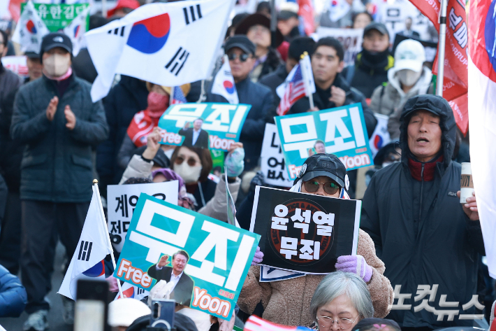 윤석열 전 대통령의 내란 우두머리 혐의에 대한 1심 선고일인 19일 오후 서울 서초구 중앙지방법원 주변에 윤 전 대통령 지지자들이 공소 기각을 촉구하며 집회를 하고 있다. 류영주 기자