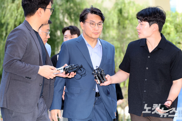 공천 개입 의혹을 받는 윤상현 국민의힘 의원이 27일 서울 종로구에 마련된 김건희 특검팀(특별검사 민중기) 사무실로 조사를 받기 위해 출석하고 있다. 박종민 기자