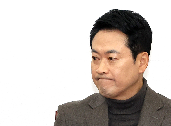 국민의힘 장동혁 대표가 19일 국회에서 열린 최고위원회의 도중 잠시 생각에 잠겨 있다. 연합뉴스