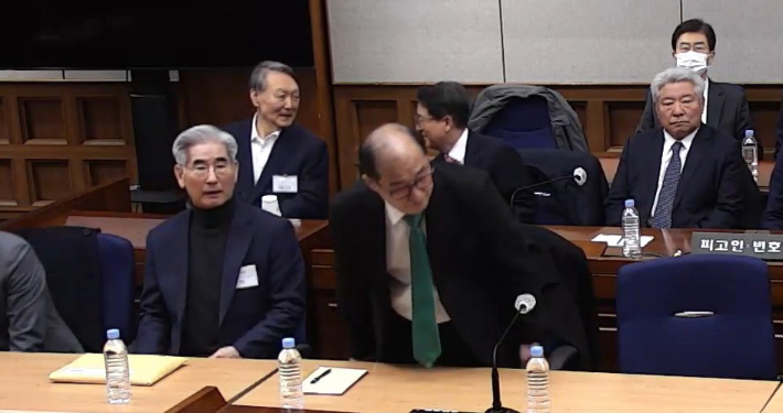  윤석열 전 대통령이 19일 서초구 서울중앙지방법원에서 열린 12·3 비상계엄 관련 내란 우두머리 혐의 1심 선고공판에 출석해 있다. 이날 서울중앙지법 형사합의25부(지귀연 부장판사)는 윤 전 대통령에게 무기징역을 선고했다. 연합뉴스