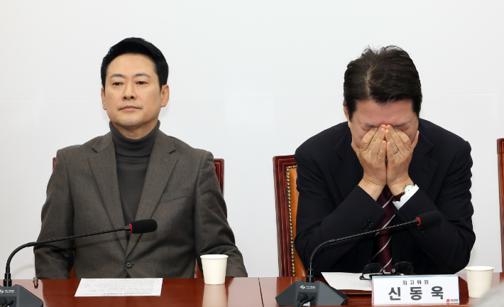 국민의힘 장동혁 대표(왼쪽)가 19일 국회에서 열린 최고위원회의에서 생각에 잠겨 있는 동안 신동욱 최고위원이 얼굴을 감싸고 있다. 연합뉴스