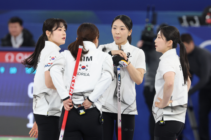 19일(현지시간) 이탈리아 코르티나담페초 컬링 올림픽 스타디움에서 열린 2026 밀라노ㆍ코르티나담페초 동계올림픽 컬링 여자 라운드로빈 한국과 캐나다의 경기에서 아쉽게 패한 한국 대표팀. 연합뉴스