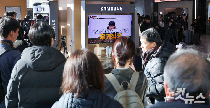 19일 오후 서울역 대합실에 설치된 tv를 통해 윤석열 전 대통령의 내란 우두머리 혐의 1심 선고가 생중계 되고 있다. 재판부는 윤 전 대통령의 혐의를 유죄로 판단하고 무기징역형을 선고했다. 박종민 기자