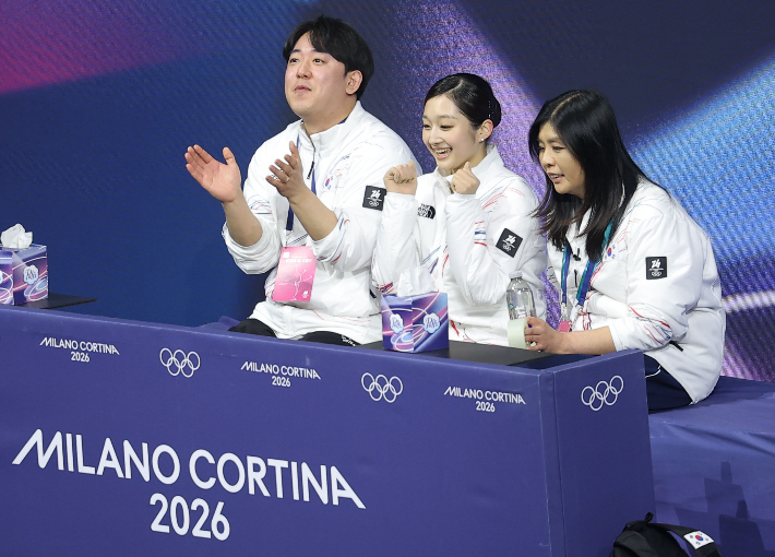 점수 확인하는 신지아. 연합뉴스