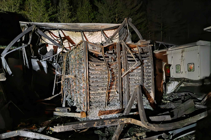 지난 19일 오후 1시 3분쯤 강원 태백시 문곡동 태양광발전시설 에너지저장장치(ESS)에서 불이 났다. 강원소방본부 제공