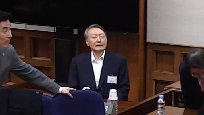 윤석열 전 대통령이 19일 서초구 서울중앙지방법원에서 열린 12·3 비상계엄 관련 내란 우두머리 혐의 1심 선고공판에 출석하고 있다. 연합뉴스