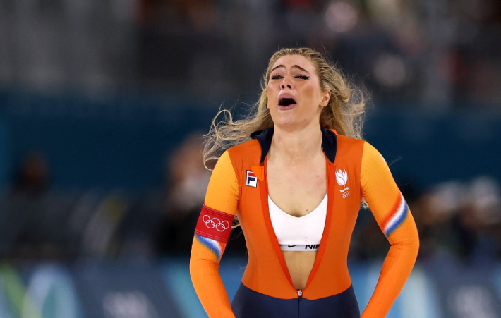 레이르담이 1000m 금메달을 따낸 뒤 상의 지퍼를 내린 모습. 연합뉴스 