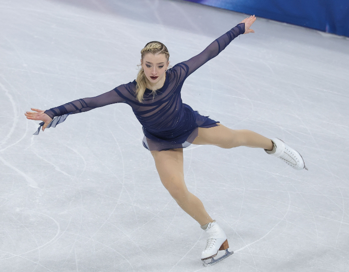 19일(현지 시각) 이탈리아 밀라노 아이스스케이팅 아레나에서 열린 2026 밀라노-코르티나담페초 동계올림픽 여자 싱글 프리 스케이팅에 출전한 미국의 앰버 글렌이 연기를 펼치고 있다. 연합뉴스 