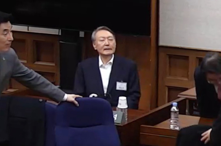 윤석열 전 대통령이 19일 서초구 서울중앙지방법원에서 열린 12·3 비상계엄 관련 내란 우두머리 혐의 1심 선고공판에 출석하고 있다. 연합뉴스