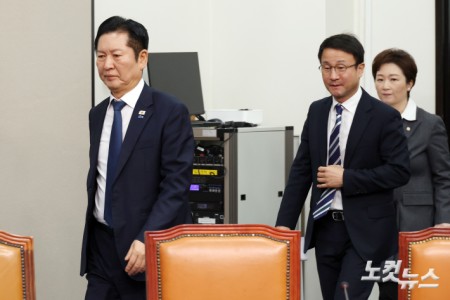 더불어민주당 정청래 대표와 한병도 원내대표가 20일 서울 여의도 국회에서 열린 최고위원회의에 참석하고 있다.