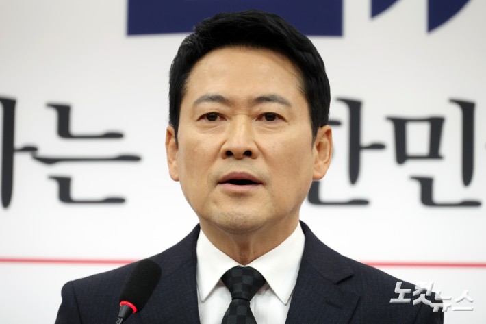 국민의힘 장동혁 대표가 20일 서울 여의도 국회에서 윤석열 전 대통령 1심 선고 결과와 관련 입장을 발표하고 있다.