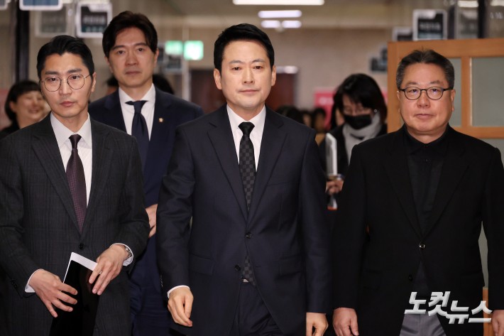 국민의힘 장동혁 대표가 20일 서울 여의도 국회에서 윤석열 전 대통령 1심 선고 결과와 관련 입장 발표를 위해 이동하고 있다.