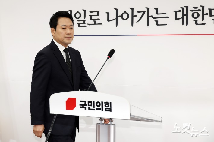 국민의힘 장동혁 대표가 20일 서울 여의도 국회에서 윤석열 전 대통령 1심 선고 결과와 관련 입장 발표를 위해 발언대로 향하고 있다.